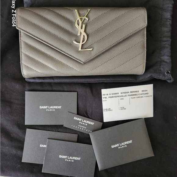 Ysl Portefeuille Famme (174Y7) Mo
Grey Metallasse Flap Wallet. - Picture 3 of 16
